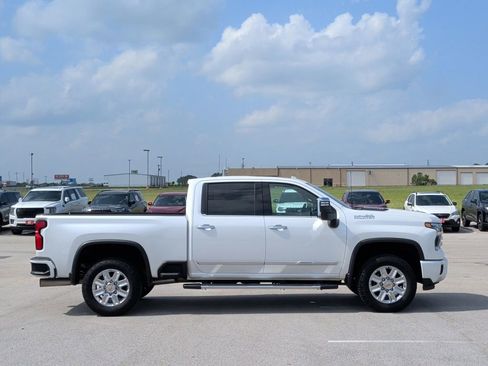 Used 2025 Chevrolet Silverado 2500 High Country w/ Technology Package AWD/4WD image 9