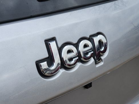 Used 2019 Jeep Grand Cherokee Limited image 12