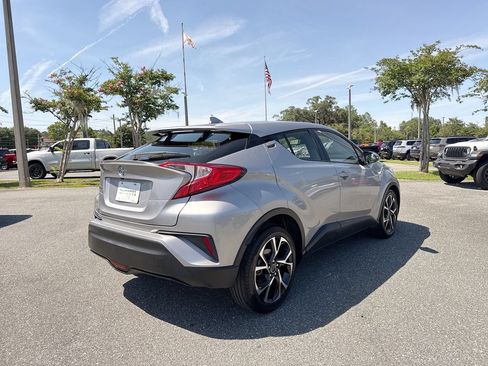 Used 2018 Toyota C-HR XLE FWD image 3