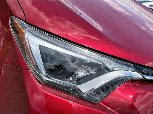 Used 2018 Toyota RAV4 LE FWD image 27
