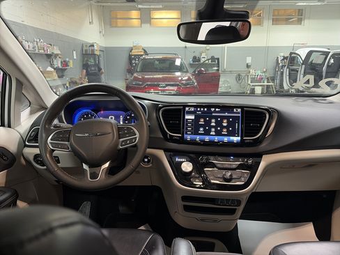 Used 2024 Chrysler Pacifica Touring-L FWD image 26