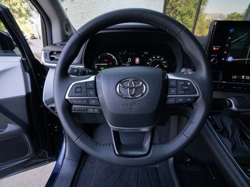 Used 2025 Toyota Sienna XLE w/ XLE Plus Package AWD/4WD image 12