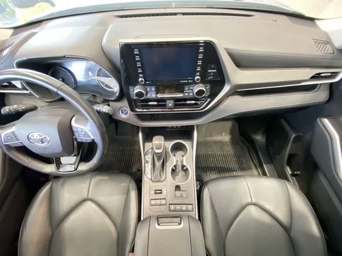 Used 2021 Toyota Highlander XLE AWD/4WD image 23