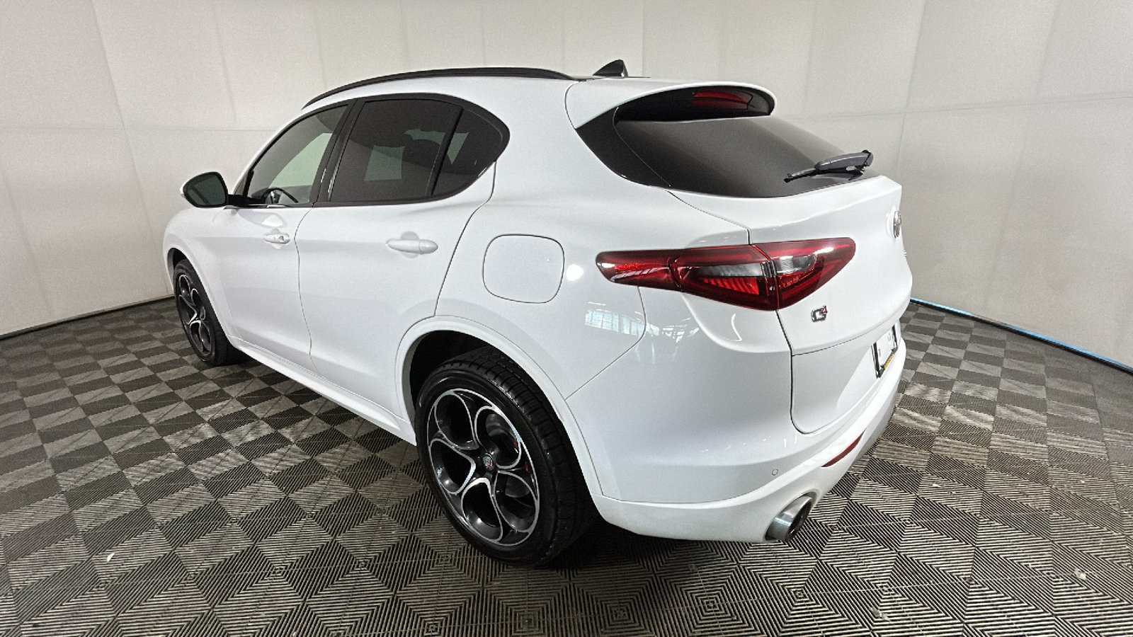 Used 2020 Alfa Romeo Stelvio Ti Sport w/ Quick Order Package 22S Sport AWD/4WD image 5
