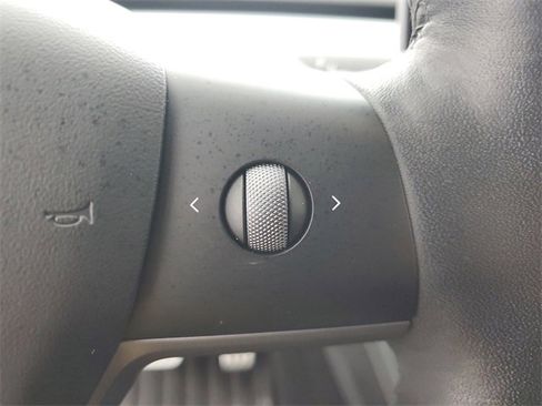 Used 2022 Tesla Model Y Performance image 23