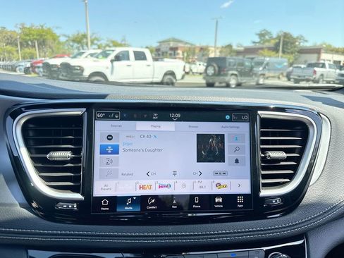 New 2026 Chrysler Pacifica Limited w/ Trailer Tow Group image 20