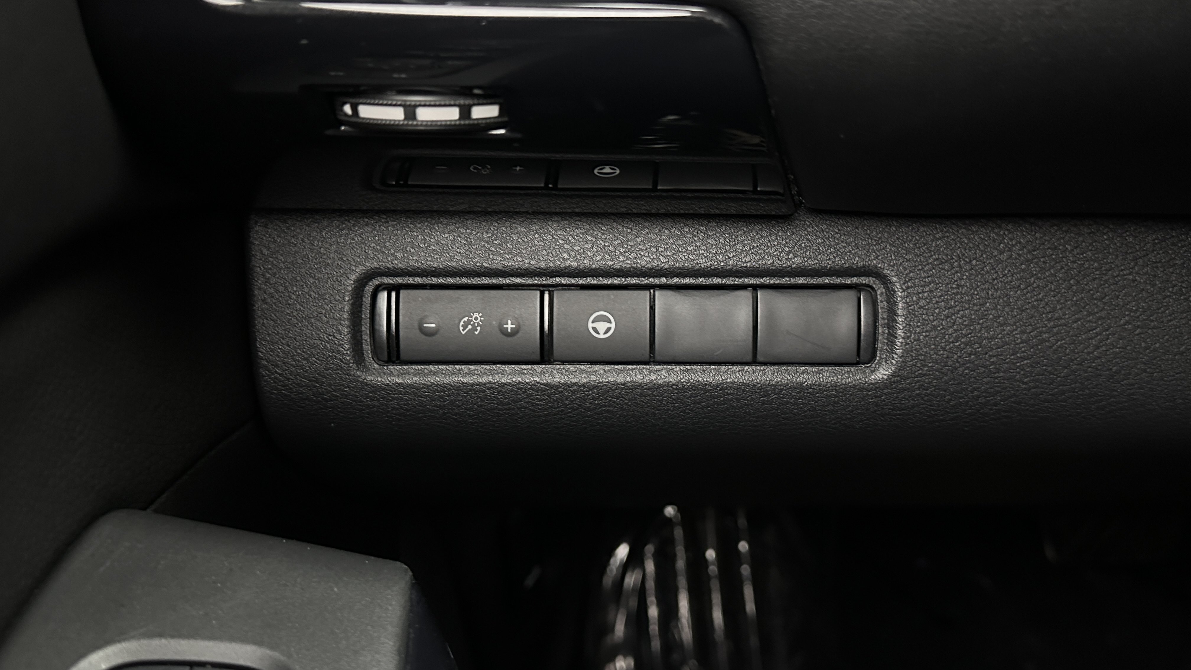 Used 2023 Nissan Pathfinder SV FWD image 23