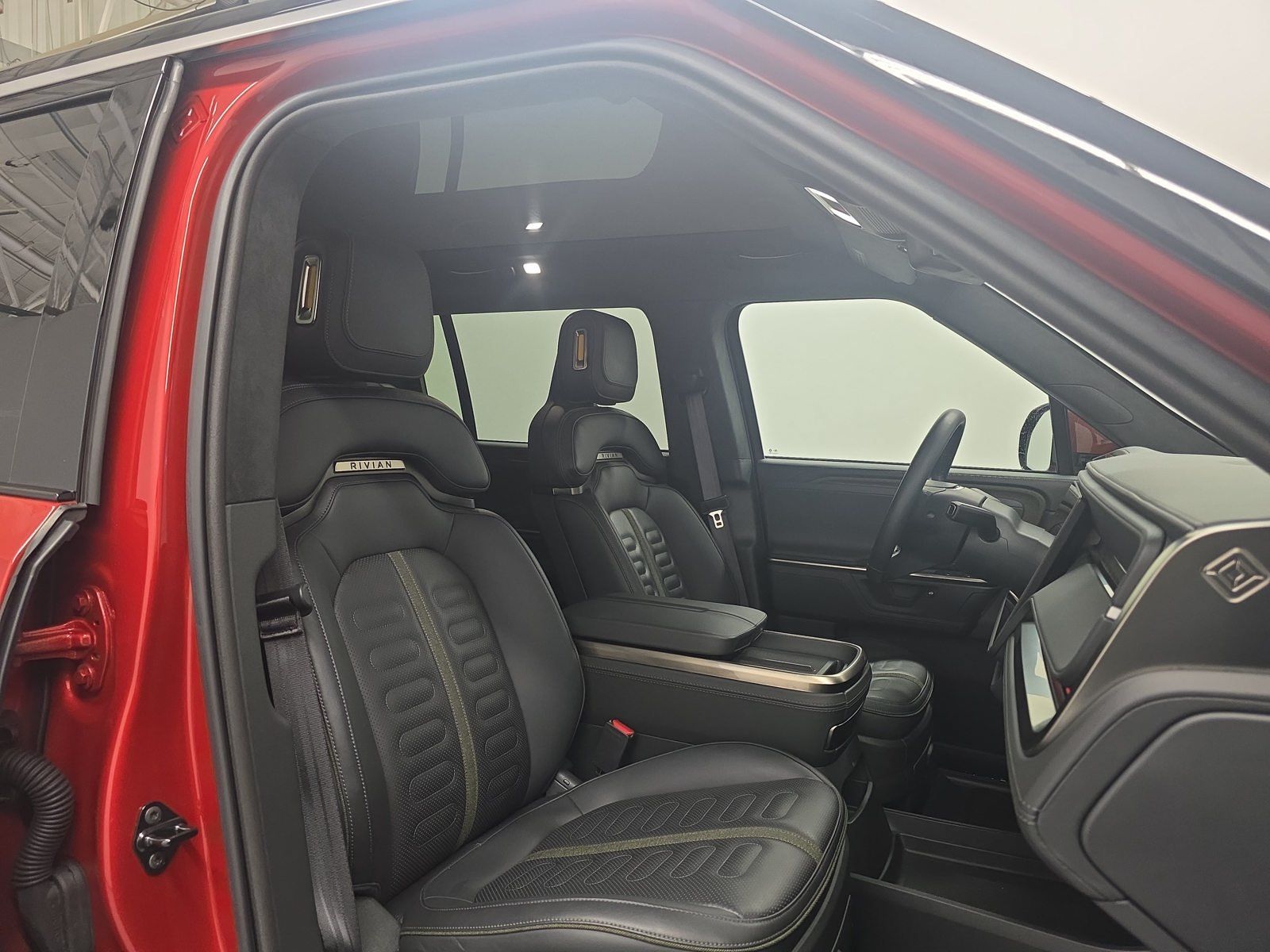 Used 2025 Rivian R1S Adventure Dual AWD/4WD image 24