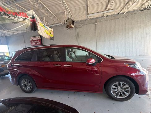 Used 2026 Toyota Sienna XLE FWD image 11