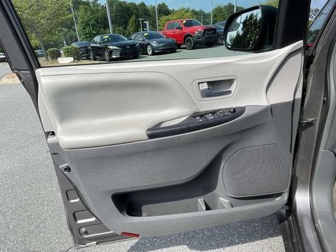 Used 2017 Toyota Sienna LE FWD image 16