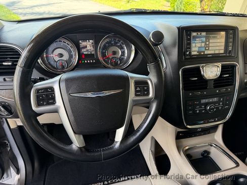 Used 2013 Chrysler Town & Country Limited w/ Luxury Group FWD image 11