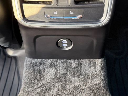 Used 2023 Porsche Macan Turbo image 9