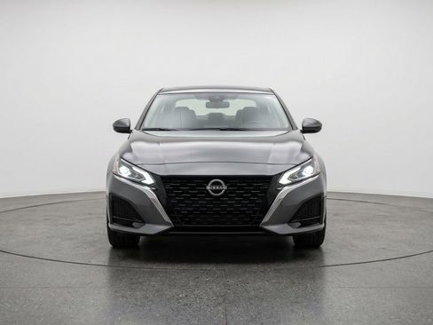 Used 2025 Nissan Altima 2.5 SV FWD image 2