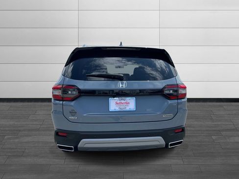 Used 2025 Honda Pilot Touring image 4