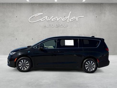 Used 2024 Chrysler Pacifica Select image 13