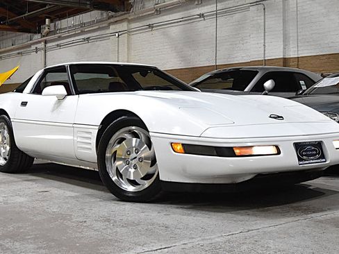 Used 1994 Chevrolet Corvette Coupe RWD image 2