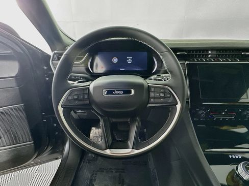 Certified 2025 Jeep Grand Cherokee Altitude AWD/4WD image 19