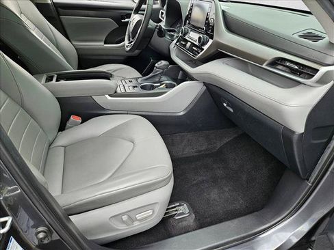 Used 2020 Toyota Highlander XLE AWD/4WD image 21
