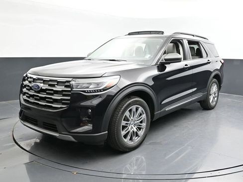 Used 2025 Ford Explorer Active w/ Active Comfort Package image 3