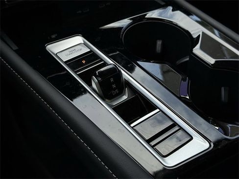 Used 2025 Volkswagen Atlas SEL Premium R-Line image 18