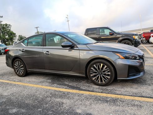 Used 2023 Nissan Altima 2.5 SV FWD image 8