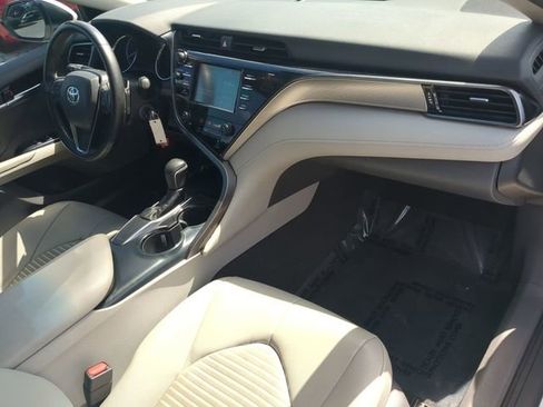 Used 2019 Toyota Camry SE FWD image 11