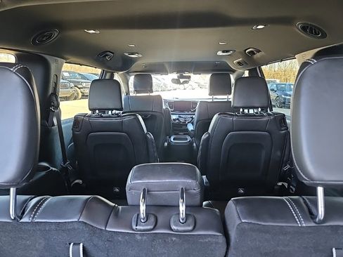 Used 2025 Chrysler Pacifica Select image 98