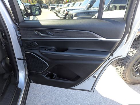 Used 2021 Jeep Grand Cherokee L Limited image 33