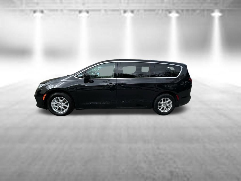 Used 2023 Chrysler Pacifica Touring-L FWD image 4