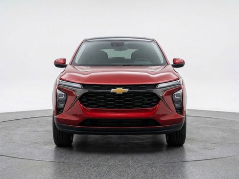 Used 2025 Chevrolet Trax LT image 2