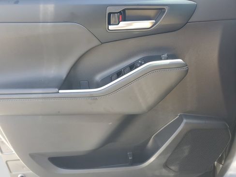 Used 2025 Toyota Highlander XLE FWD image 19