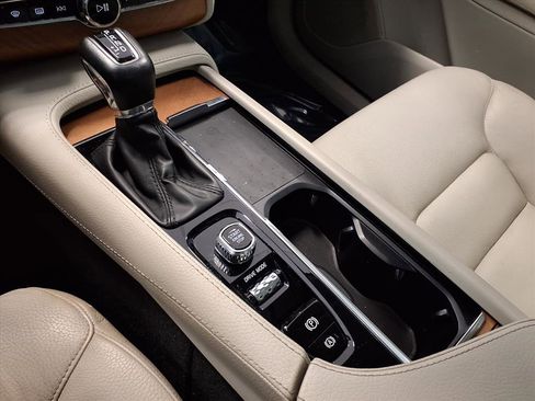 Used 2021 Volvo XC90 T6 Momentum w/ Climate Package image 24