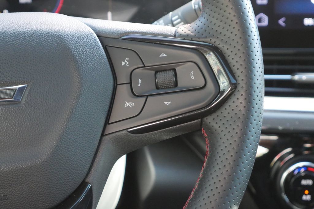 Used 2024 Chevrolet Trax RS w/ Sunroof Package FWD image 17