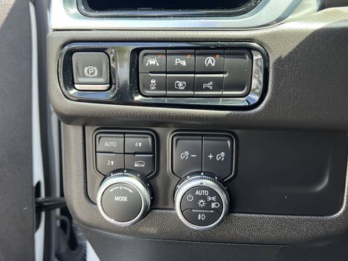 Used 2025 GMC Yukon Denali AWD/4WD image 32