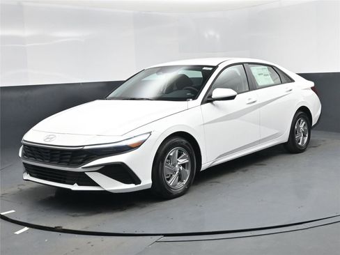 New 2026 Hyundai Elantra SE image 1