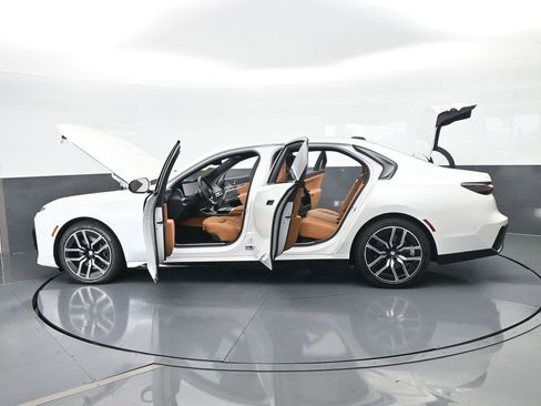 Used 2025 BMW 740i xDrive image 74