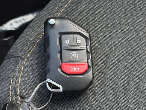 Used 2025 Jeep Wrangler Unlimited Sahara AWD/4WD image 24