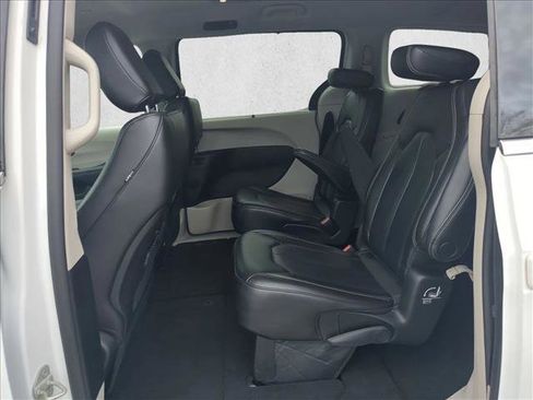 Used 2023 Chrysler Pacifica Touring-L image 17