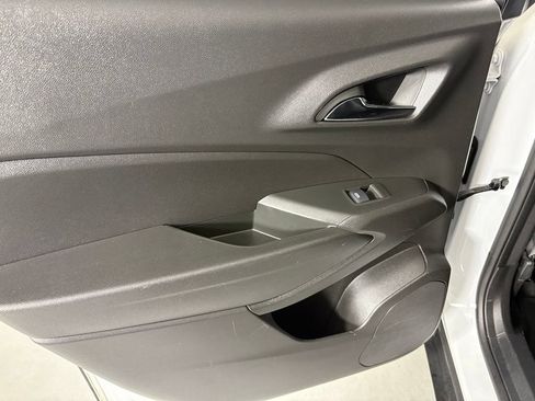 Used 2025 Chevrolet Trax LT FWD image 39