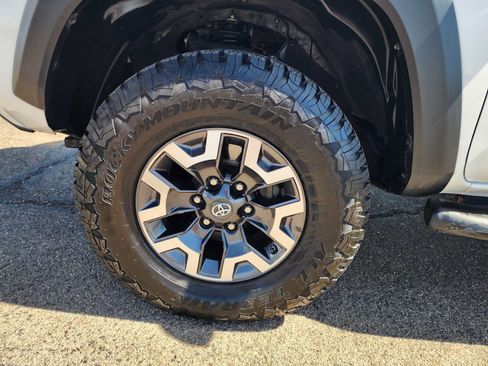 Used 2019 Toyota Tacoma TRD Off-Road AWD/4WD image 11