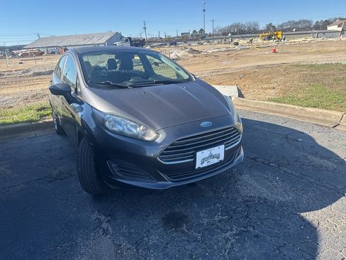 Used 2018 Ford Fiesta SE image 2