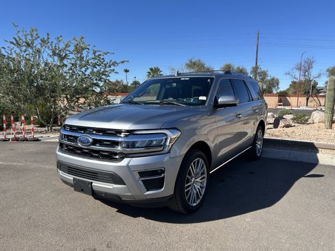 Used 2024 Ford Expedition Limited image 7