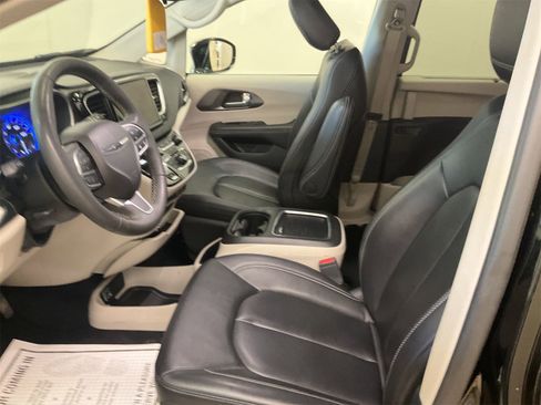 Used 2024 Chrysler Pacifica Touring-L image 7