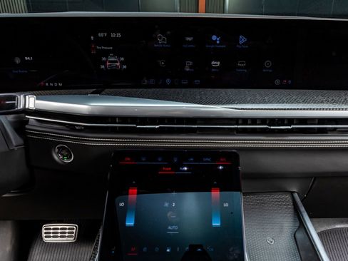 Used 2025 Cadillac Escalade V w/ LPO, ONYX Package image 20