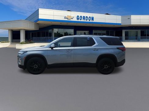 Used 2023 Chevrolet Traverse LT FWD image 2