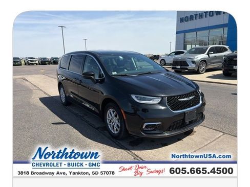 Used 2023 Chrysler Pacifica Touring-L image 5