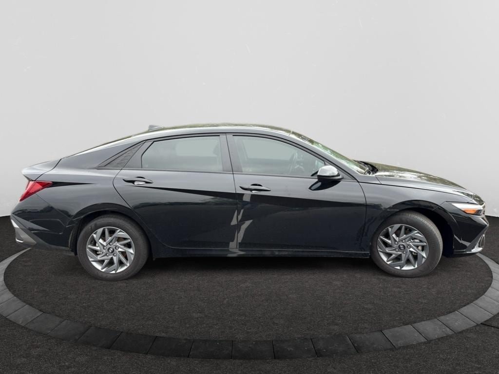 Used 2025 Hyundai Elantra Hybrid FWD image 4