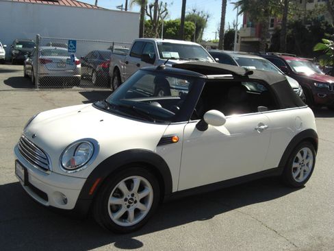 Used 2010 MINI Cooper 2dr image 2