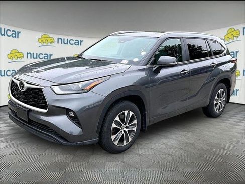 Certified 2025 Toyota Highlander XLE AWD/4WD image 3