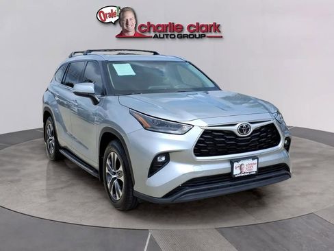 Used 2021 Toyota Highlander XLE FWD image 7